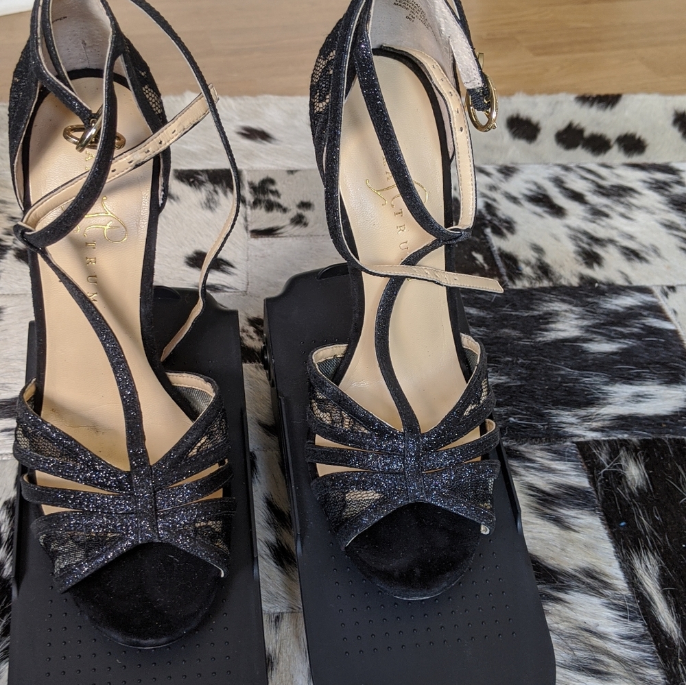 Lace T-strap pump - Picture 4 of 9